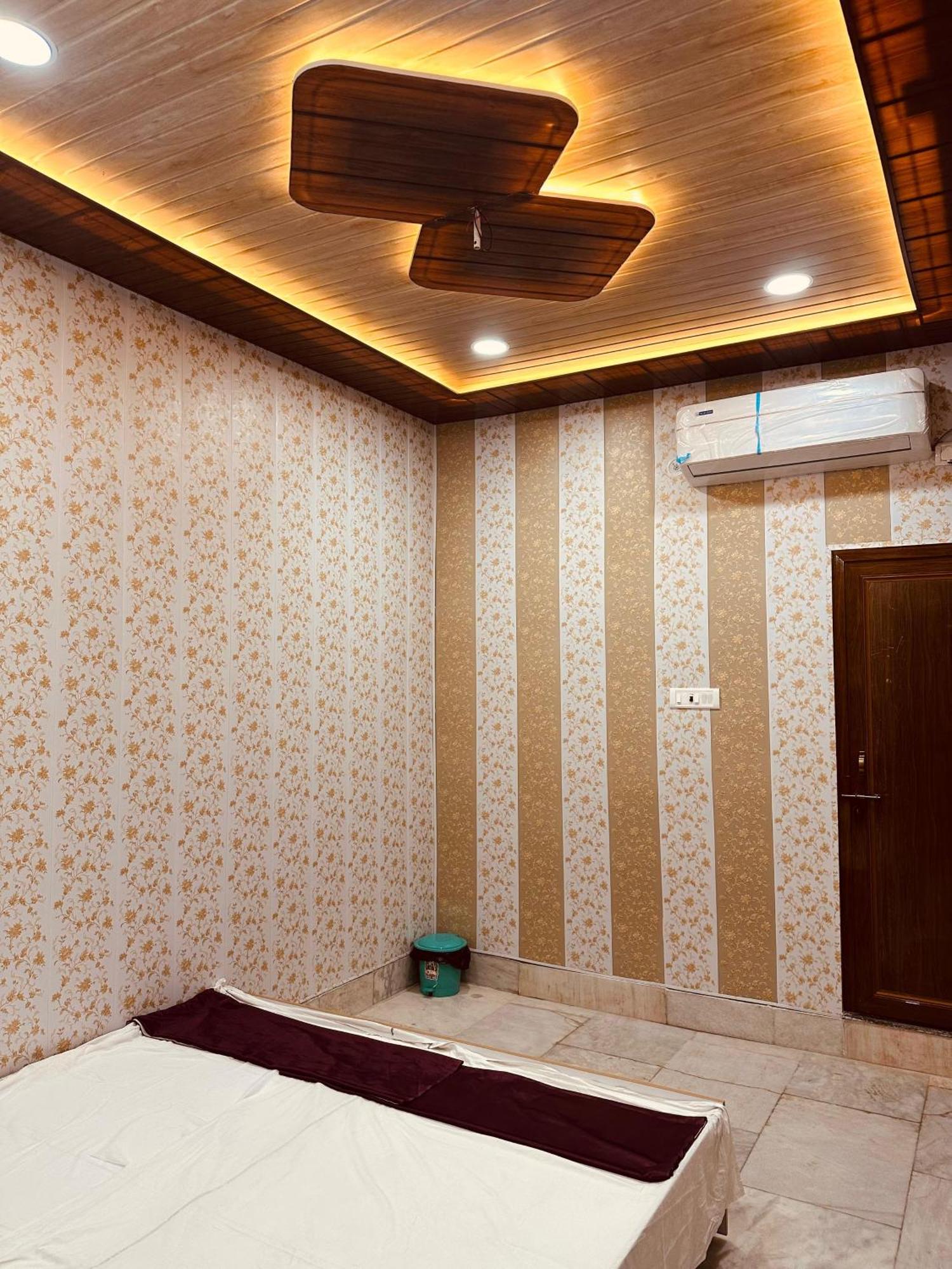 Hotel Raju Homestay Ayodhya 150 Meters From Shree Ram Janmbhoomi Temple 200 Meters From Ayodhya Dham Railway Station Zewnętrze zdjęcie