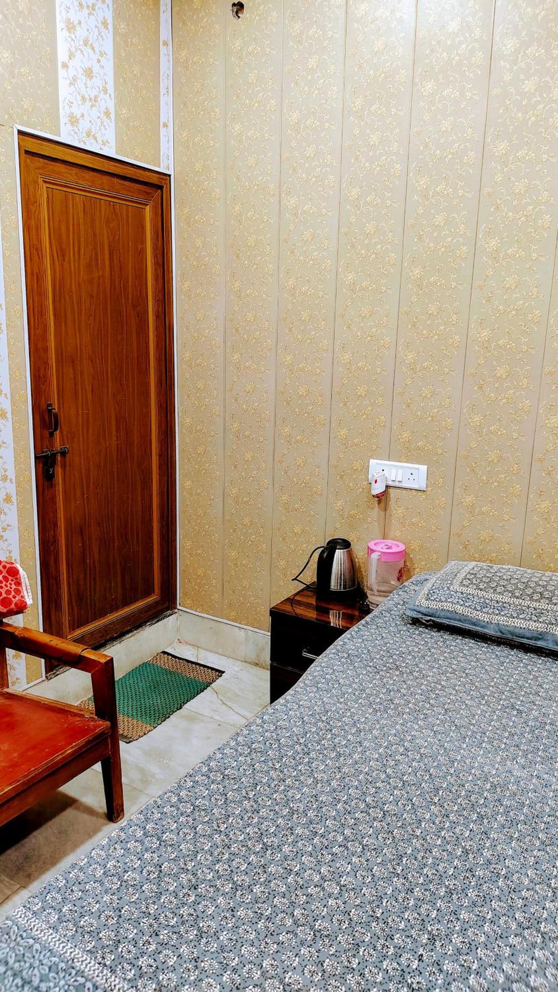 Hotel Raju Homestay Ayodhya 150 Meters From Shree Ram Janmbhoomi Temple 200 Meters From Ayodhya Dham Railway Station Zewnętrze zdjęcie